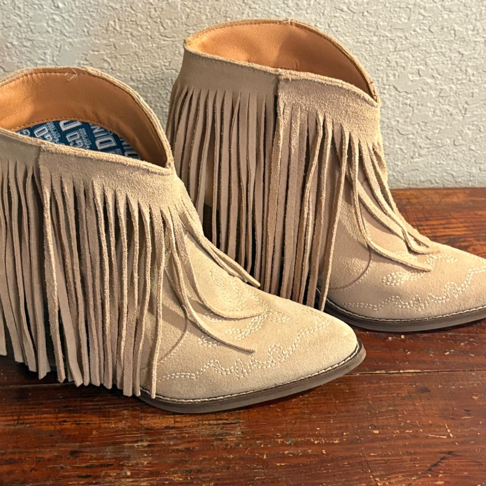 Dingo Tangles Suede Fringe Pull on Western Booties size 7.5